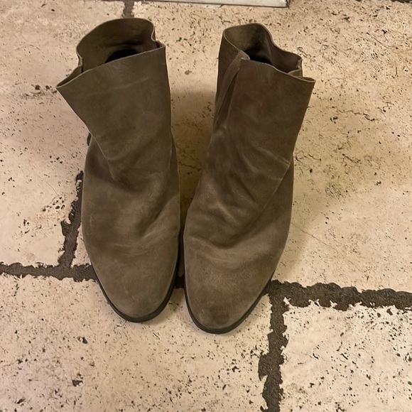 Stuart Weitzman - Picture 1 of 7